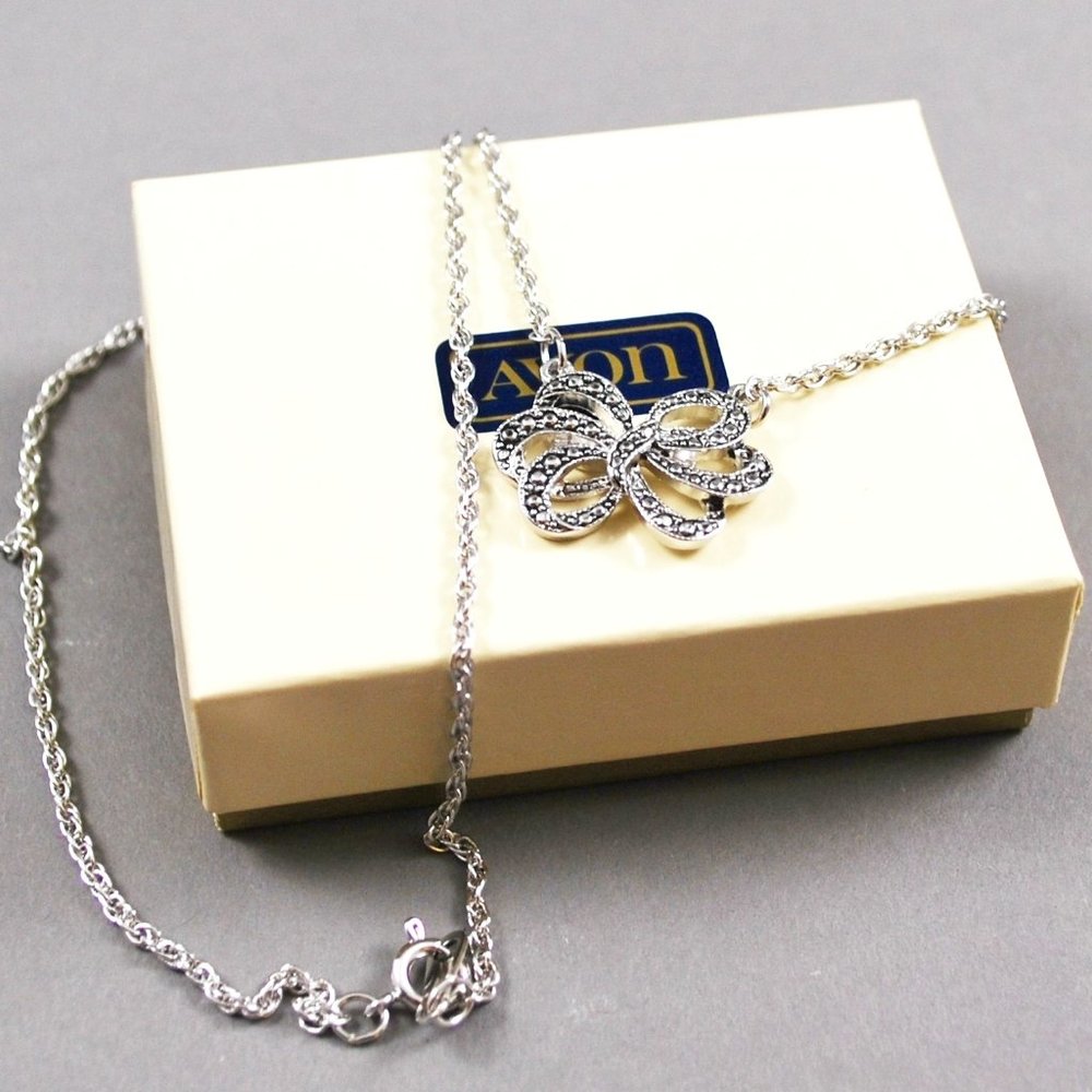 1982 Avon Romantic Ribbons Simulated Marcasite Silver Tone Pendant Necklace